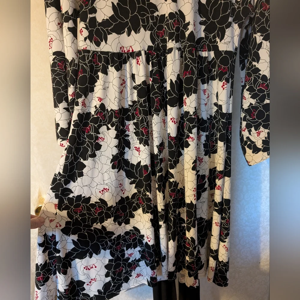 BISOU BISOU Black &White Floral Tieback Dress‎ Sz. Medium V-Neck